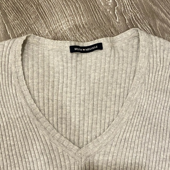 Brandy melville v neck cropped sweater knit top - Picture 2 of 3